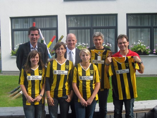 St-Josef_Alemannia_Aachen Im Bild: Thomas Korr, Horst Rambau, Robert Wagner und Jürgen Wallraff mit drei Angestellten des Hauses St. Josef.