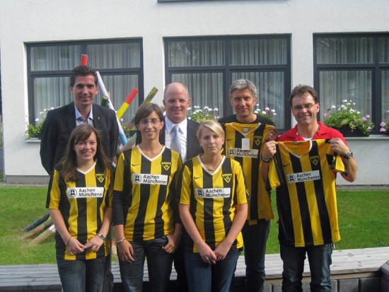 Im Bild: Thomas Korr, Horst Rambau, Robert Wagner und Jürgen Wallraff mit drei Angestellten des Hauses St. Josef.